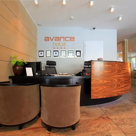 Avance 4*